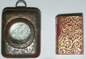 Miniature Koran and carrying case