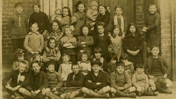 A photo of a group of children in Newhaven, about 1921.