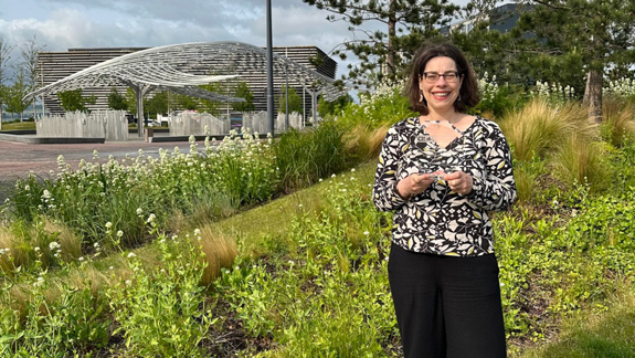 Laragh Quinney holding the CILIPS award.