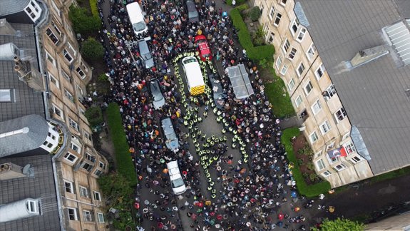 A birds-eye view of the crowd and police gathering in Kenmure Street in Glasgow.